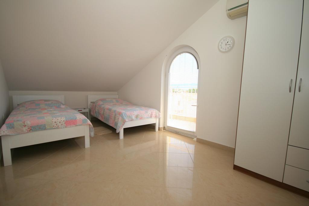 Apartment Mimoza 6, Baska, Krk Extérieur photo